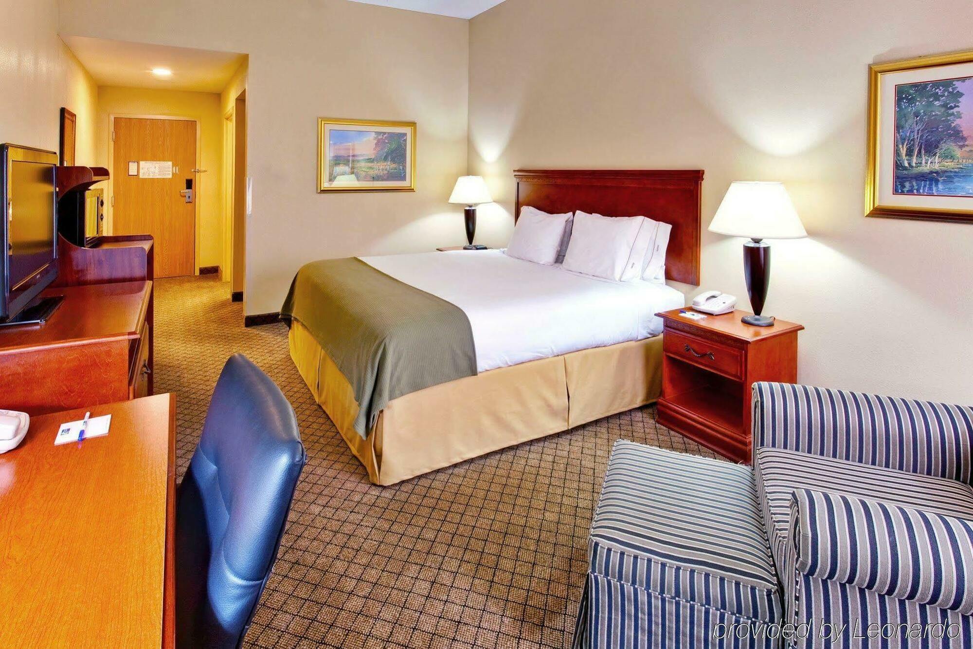Holiday Inn Express & Suites Greenwood Ruang foto